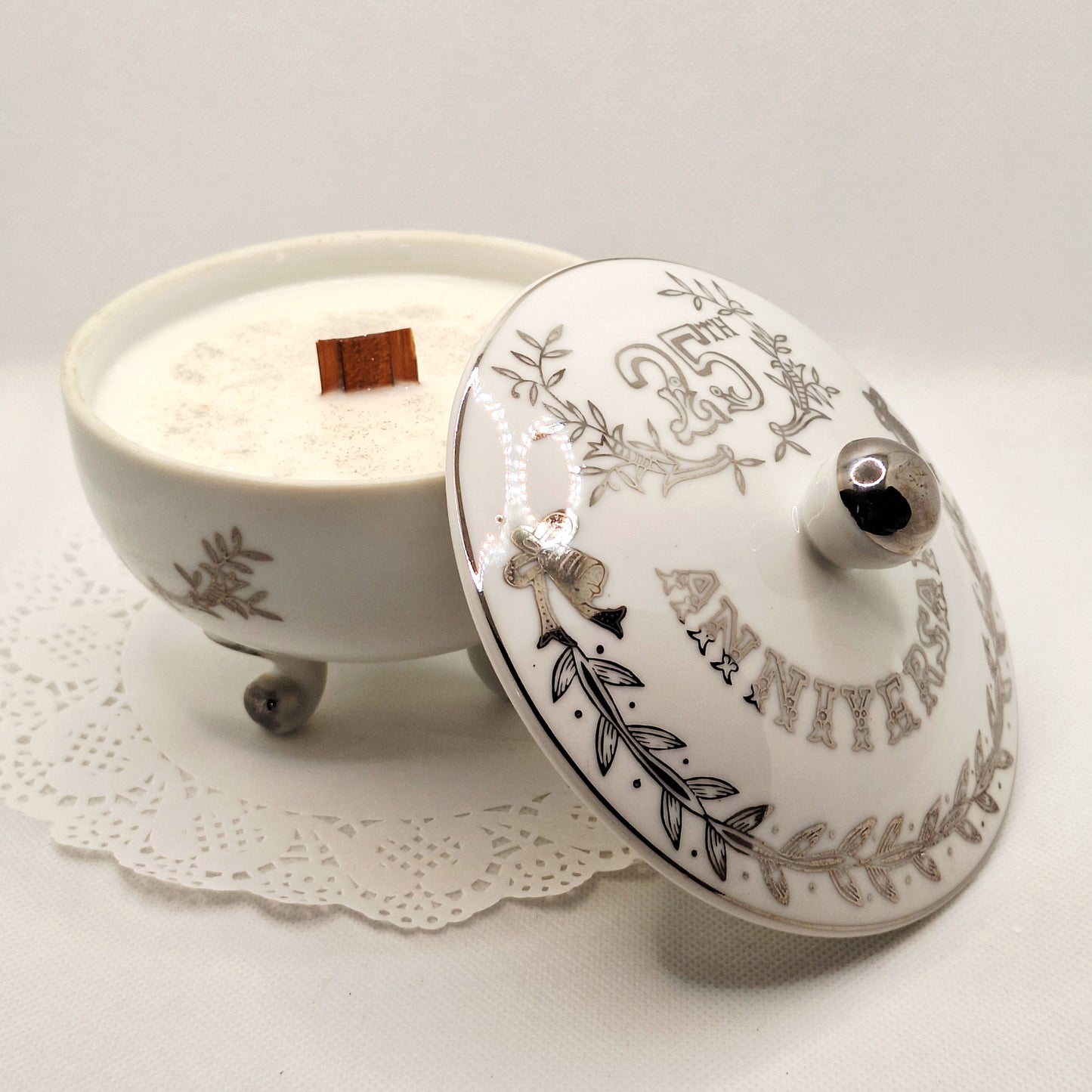 Lefton 25th Anniversary 8 oz Footed Dish Wood Wick Candle